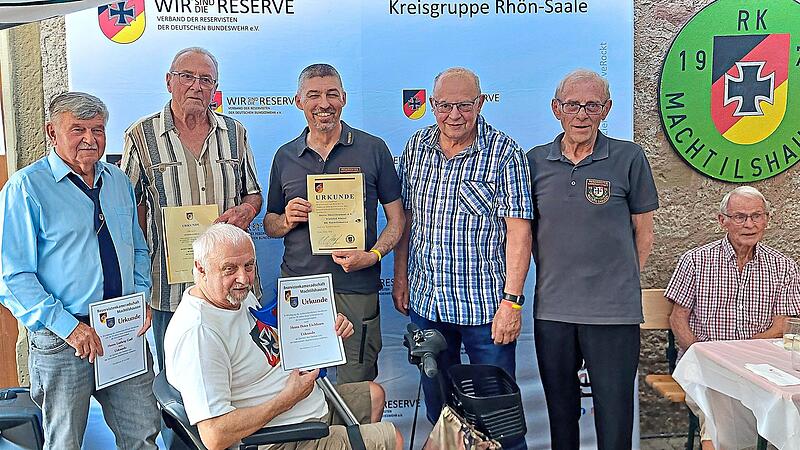 Die Geehrten von links: Ludwig Gass, Rudolf Hepp, Winfried M&uuml;tzel, Franz-Peter Wolf, Vorsitzender Walter Schultheis und sitzend Klaus Brettschneider,vorne Mitte Peter Eichhorn. Foto: Dieter Densch