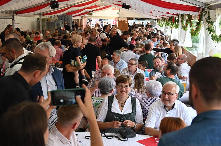 Gute Stimmung herrschte im Festzelt am Leinritt. Ein leichter Windzug brachte etwas Abkühlung beim Bieranstich.