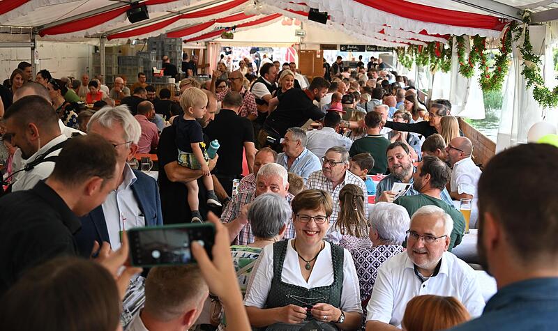 Gute Stimmung herrschte im Festzelt am Leinritt. Ein leichter Windzug brachte etwas Abkühlung beim Bieranstich.