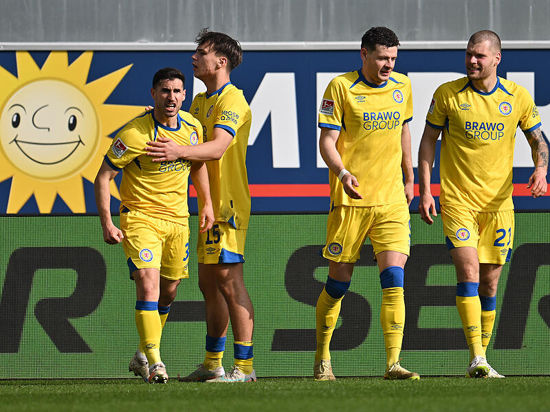 Robin Heu&szlig;er (links) feiert mit den Teamkollegen den F&uuml;hrungstreffer gegen Paderborn.