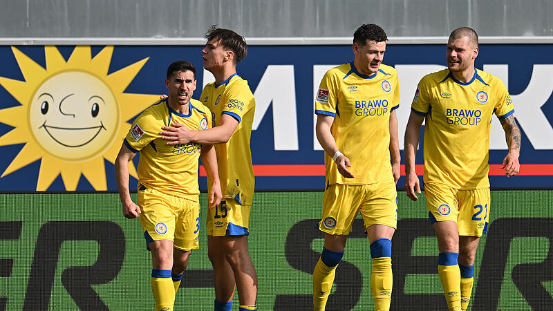 Robin Heu&szlig;er (links) feiert mit den Teamkollegen den F&uuml;hrungstreffer gegen Paderborn.