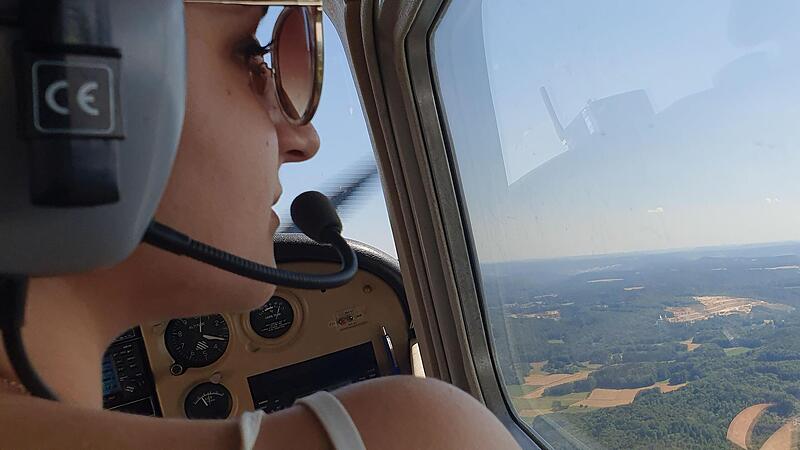 Luftbeobachterin Verena Schriefer nimmt Oberfrankens Felder und W&auml;lder aus luftiger H&ouml;he genau ins Visier.