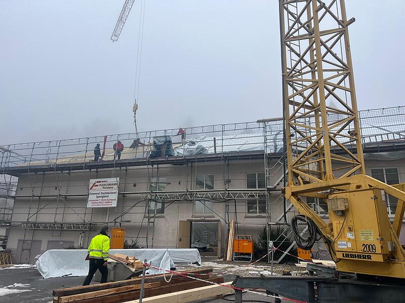 Das Dach der Turn- und Festhalle Tettau konnte dieser Tage, rechtzeitig winterfest gemacht werden. Ein Teilabschnitt der umfangreichen Sanierungsarbeiten ist damit fertiggestellt. Ab 12. Januar soll es weitergehen.