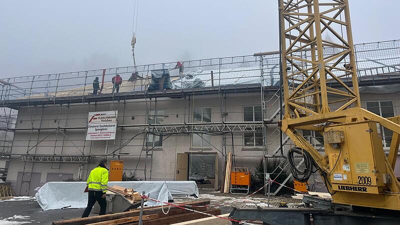 Das Dach der Turn- und Festhalle Tettau konnte dieser Tage, rechtzeitig winterfest gemacht werden. Ein Teilabschnitt der umfangreichen Sanierungsarbeiten ist damit fertiggestellt. Ab 12. Januar soll es weitergehen.