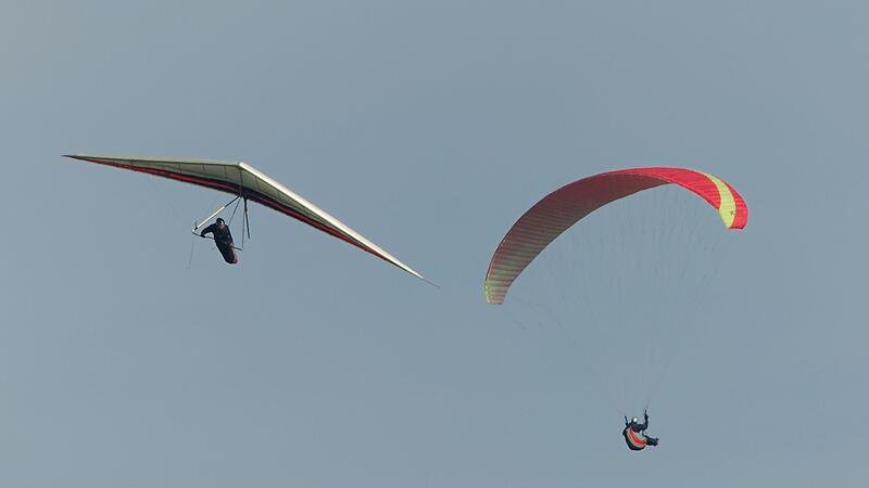 Gleitschirm- und Drachenflieger (Symbolbild) Gleitschirm- und Drachenflieger (Symbolbild)