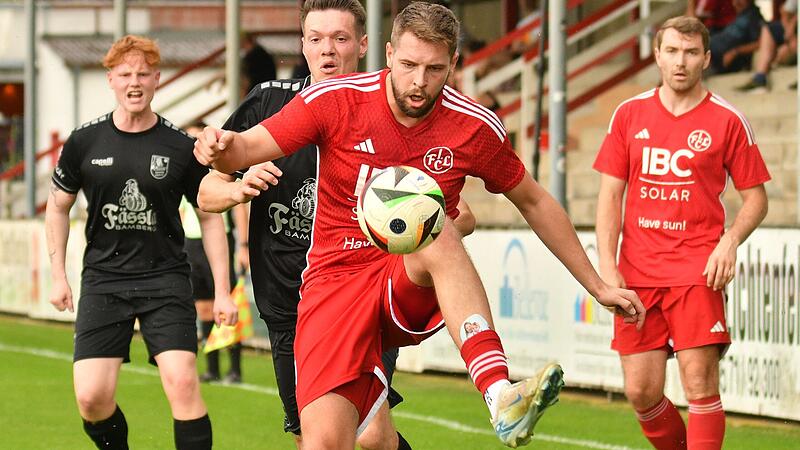 Bis zum Sommer noch Teamkollegen: Lukasz Jankowiak (vorne) spielte zuletzt mit Tobias Linz beim FC Eintracht. Im Test am Mittwoch lief er wieder im Korbmacher-Rot auf.