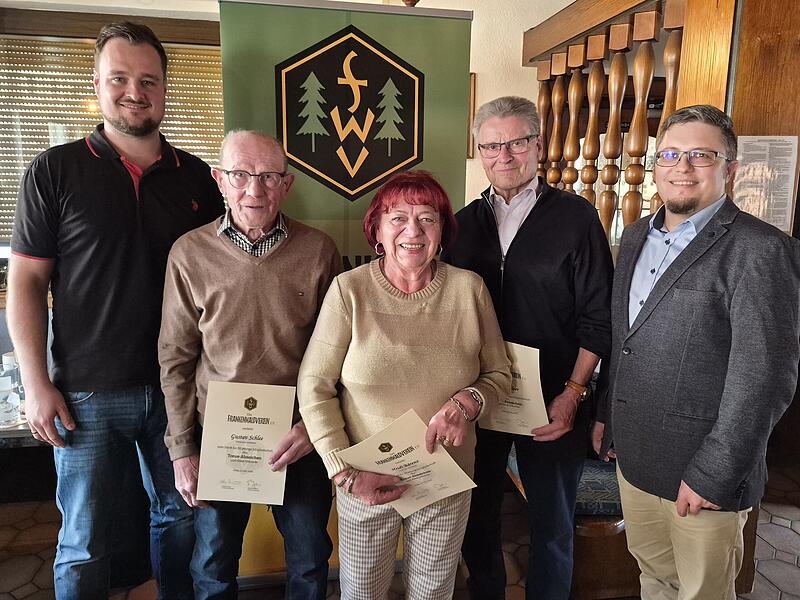 Ehrungen beim FWV Wallenfels. Von links: Florian Lutz, Gustav Schlee, Heidi B&auml;renz, Klaus Stolper und Mario St&ouml;cker.