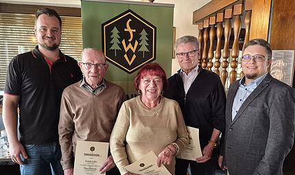 Ehrungen beim FWV Wallenfels. Von links: Florian Lutz, Gustav Schlee, Heidi Bärenz, Klaus Stolper und Mario Stöcker. Ehrungen beim FWV Wallenfels. Von links: Florian Lutz, Gustav Schlee, Heidi Bärenz, Klaus Stolper und Mario Stöcker.