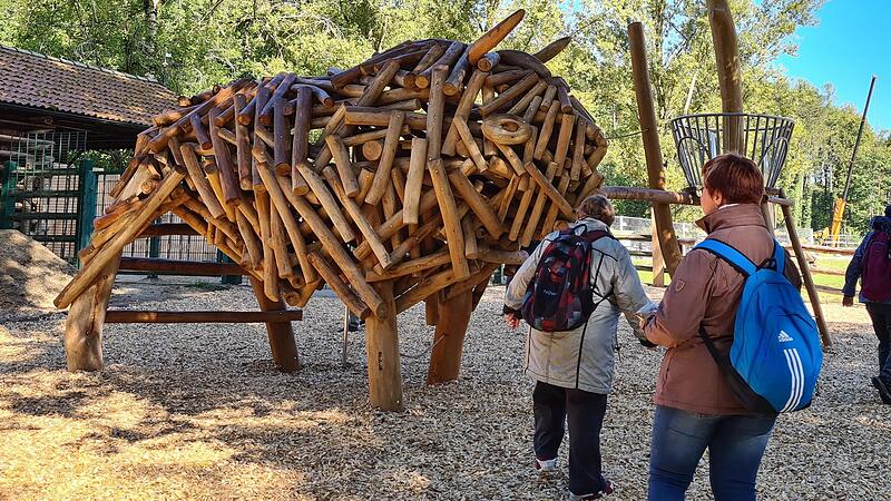 Besucher aus Zwickau bewundern das riesige Wisent aus Holz.Forchheim & Fränkische Schweiz Besucher aus Zwickau bewundern das riesige Wisent aus Holz.Forchheim & Fränkische Schweiz