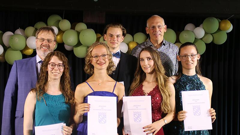 Schulleiter Matthias Ludolph (links) und Oberstufenkoordinator Werner Seitz (rechts hinten) gratulierten den fünf Besten: (von links) Linda Seifried, Sophia Hose, Johann Ruppert, Mariella Bauer und Charlotte Vervoort.