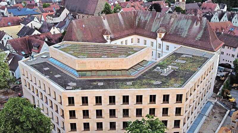 Das neue Rathaus von Herzogenaurach pr&auml;gt die Stadtmitte.