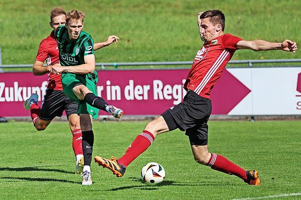 Erik Wetstein (in Grün) und die Neukenrother mussten sich zuletzt gegen den FSV Buttenheim mit einem 2:2-Remis begnügen. Erik Wetstein (in Grün) und die Neukenrother mussten sich zuletzt gegen den FSV Buttenheim mit einem 2:2-Remis begnügen.