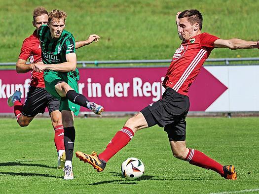 Erik Wetstein (in Grün) und die Neukenrother mussten sich zuletzt gegen den FSV Buttenheim mit einem 2:2-Remis begnügen.