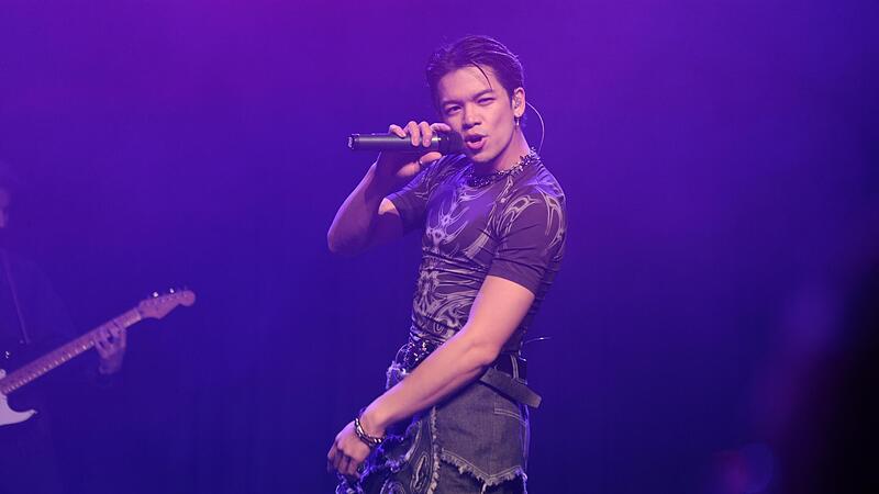 Der S&auml;nger und T&auml;nzer Trong Hieu Nguyen aus Bad Kissingen ist gerade in Deutschland auf Tour &ndash; hier beim Auftritt in der Frankfurter Brotfabrik Mitte Februar.