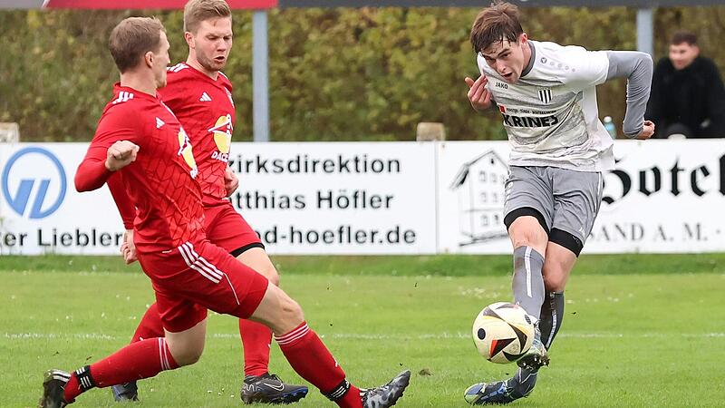Lars Stussak (rechts) vom FC Sand kommt gegen die Altbessinger Abwehrspieler Peter Reitz (links) und Manuel Burkard zum Abschluss. Die Sander gewinnen ihr Bezirksliga-Heimspiel gegen die DJK.