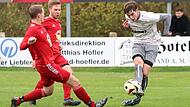 Lars Stussak (rechts) vom FC Sand kommt gegen die Altbessinger Abwehrspieler Peter Reitz (links) und Manuel Burkard zum Abschluss. Die Sander gewinnen ihr Bezirksliga-Heimspiel gegen die DJK.