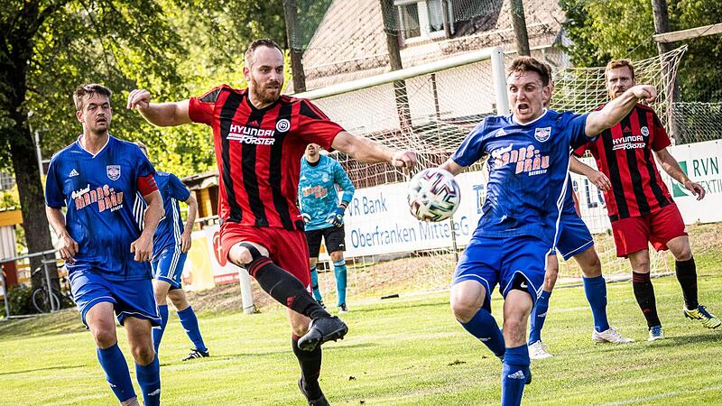 Der Neuenmarkter Andre Haack ist eher am Ball als der Bayreuther Tim Tscheuschner. Am Ende hatten aber &uuml;berraschend die G&auml;ste knapp die Nase vorn.