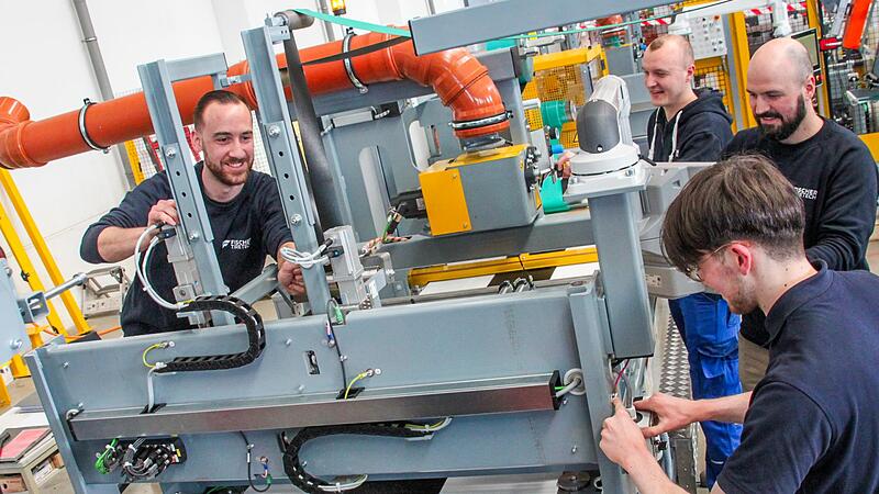 An einer Cordschneideanlage der Firma Fischer TireTech arbeiten (von rechts) Industriemechaniker David Meusel aus Burgkunstadt, Programmierer Rainer Hofmann aus Bad Staffelstein, Vorarbeiter Klemens Schirner aus Gro&szlig;ziegenfeld und Industriemechani...