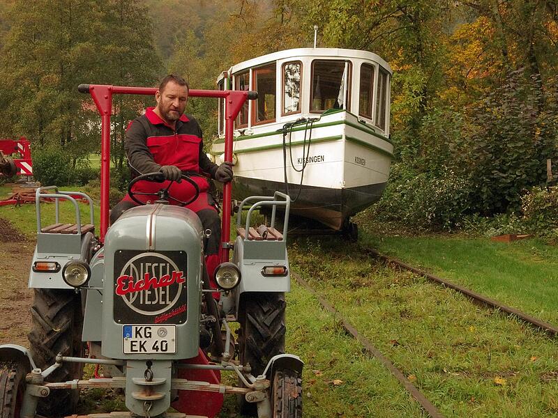&bdquo;Saale-Kapit&auml;n&ldquo; Mario D&ouml;rr ist seit 1997 bei der Saale-Schifffahrt. Jetzt musste er vor&uuml;bergehend auf den Traktor umsteigen.