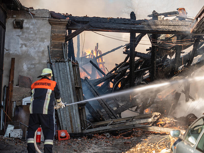 Großer Scheunenkomplex lichterloh in Flammen: Angrenzende Wohnhäuser stark beschädigt Bis in den Abend löschten Feuerwehrleute den Brand, der am Nachmittag in einem Ortsteil vom Markt Maroldsweisach ausgebrochen ist.