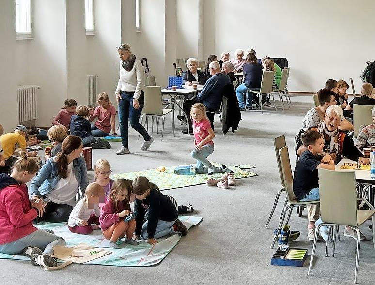 Gemeinsam wurde in der Alten Aula gespielt und gelacht.