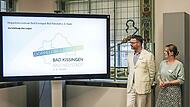 Die Wirtschaftsförderer von Bad Kissingen, Sebastian M. Bünner, und Bad Neustadt an der Saale, Constanze Katzenberger, präsentierten beim Netzwerktreffen das neue Logo des Doppeloberzentrums Bad Kissingen/Bad Neustadt a. d. Saale.