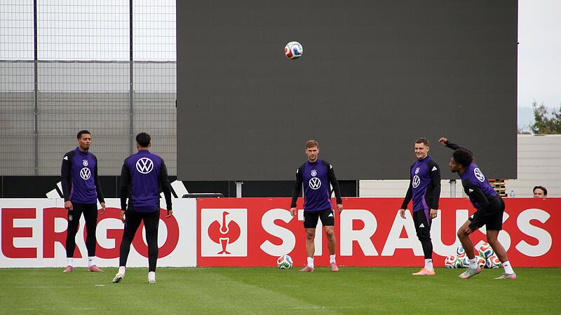 Eine letzte Einheit, bevor es nach Sinsheim ging: Die Deutsche Fußballnationalmannschaft um Kapitän Joshua Kimmich (Mitte) trainierte am Donnerstag noch einmal in Herzogenaurach.