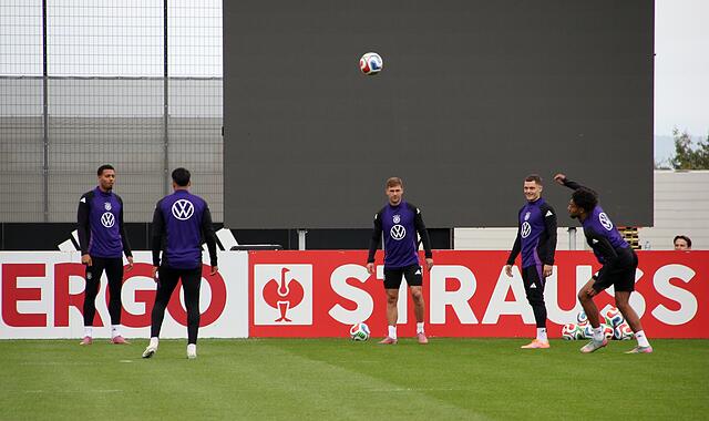 Eine letzte Einheit, bevor es nach Sinsheim ging: Die Deutsche Fußballnationalmannschaft um Kapitän Joshua Kimmich (Mitte) trainierte am Donnerstag noch einmal in Herzogenaurach.