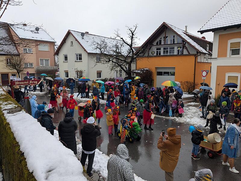 Trotz des matschigen Wetters trieb es zahlreiche Geisfelder hinaus ins bunte Faschingstreiben. Trotz des matschigen Wetters trieb es zahlreiche Geisfelder hinaus insbunte Faschingstreiben.