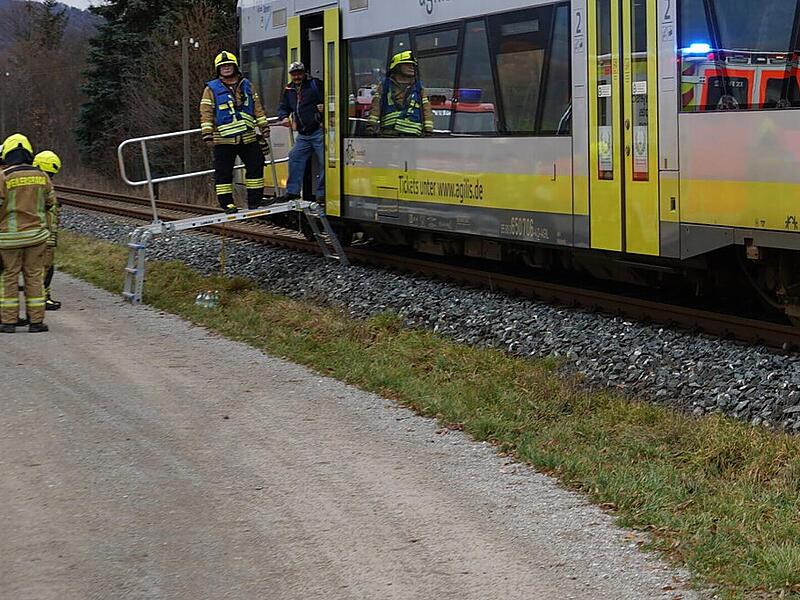 Pretzfeld: Auto von Zug erfasst - Mutter und Kind (1) schwer verletzt