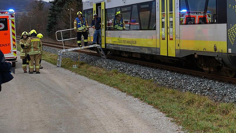 Pretzfeld: Auto von Zug erfasst - Mutter und Kind (1) schwer verletzt