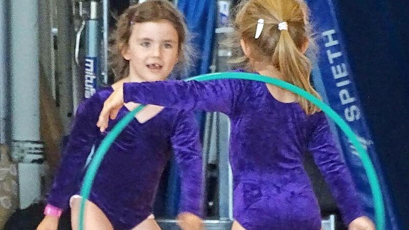 Die J&uuml;ngsten aus der Mutter-Eltern-Stunde k&ouml;nnen schon mit dem Hula-Hoop-Reifen umgehen.