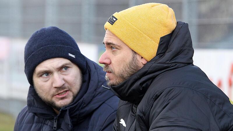 Ungewisse Tage liegen vor Co-Trainer Klaus Grütze (l.) und Chefcoach Andi Baumer: Nach mehreren Corona-Fällen und aufgrund vieler Verletzter ist noch unklar, ob der Bayernligist zum Rückrundenauftakt am Sonntag gegen den TSV Großbardorf antreten kann. Ungewisse Tage liegen vor Co-Trainer Klaus Grütze (l.) und Chefcoach Andi Baumer: Nach mehreren Corona-Fällen und aufgrund vieler Verletzter ist noch unklar, ob der Bayernligist zum Rückrundenauftakt am Sonntag gegen den TSV Großbardorf antreten kann.