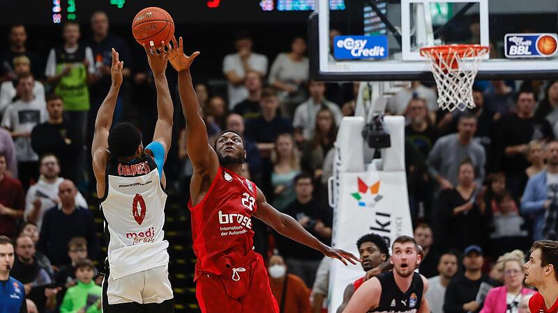 Matchwinner im Oberfrankenderby war der Bayreuther Brandon Childress, der auf 24 Punkte kam und hier gegen den Bamberger Topscorer Solomon Young (17) zum Distanzwurf ansetzt.