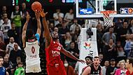 Matchwinner im Oberfrankenderby war der Bayreuther Brandon Childress, der auf 24 Punkte kam und hier gegen den Bamberger Topscorer Solomon Young (17) zum Distanzwurf ansetzt.