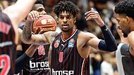 Justin Gray (Mitte) ruft seine Teamkollegen zusammen. Der 27-Jährige will ein Führungsspieler im Baskets-Team sein.