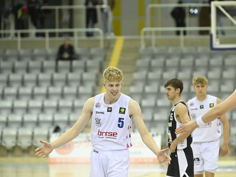 Zuletzt gegen die Fellbach Flashers stellte Nico Höllerl seine Treffsicherheit von jenseits der Dreierlinie unter Beweis. So trug er 21 Zähler, seine persönliche Bestleistung in der ProB, zum Sieg des BBC Coburg bei.