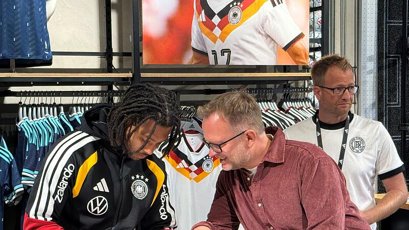 Autogrammstunde Serge GnabryBildergalerie Autogrammstunde Serge Gnabry
