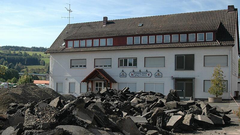 So sah der Wildfleckener Ratskeller im Oktober 2006 aus. Erkennbar in der Mitte das Schild des letzten Betreibers, der Pizzeria Ciao Ciao.