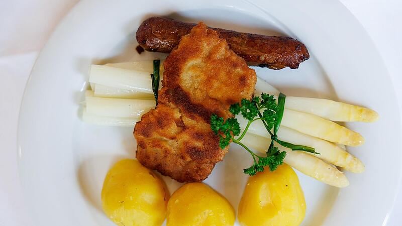 Lecker: Nicht nur in der Spargelsaison  kann man im Landkreis gut essen. Wenn man ein Gasthaus findet und einen Platz bekommt.