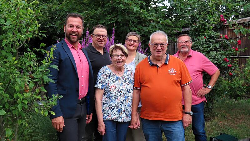 Altbürgermeister und Ehrenmedaillenträger Georg Müller (Zweiter von re.) ist 75 geworden. Glückwünsche kamen nicht nur von Gattin Heidi, Sohn Marcus (Zweiter von li.) und Schwiegertochter Beate (Dritte von re.), sondern auch von Bürgermeister Mari...