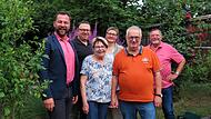 Altbürgermeister und Ehrenmedaillenträger Georg Müller (Zweiter von re.) ist 75 geworden. Glückwünsche kamen nicht nur von Gattin Heidi, Sohn Marcus (Zweiter von li.) und Schwiegertochter Beate (Dritte von re.), sondern auch von Bürgermeister Mari... Altbürgermeister und Ehrenmedaillenträger Georg Müller (Zweiter von re.) ist 75 geworden. Glückwünsche kamen nicht nur von Gattin Heidi, Sohn Marcus (Zweiter von li.) und Schwiegertochter Beate (Dritte von re.), sondern auch von Bürgermeister Mari...