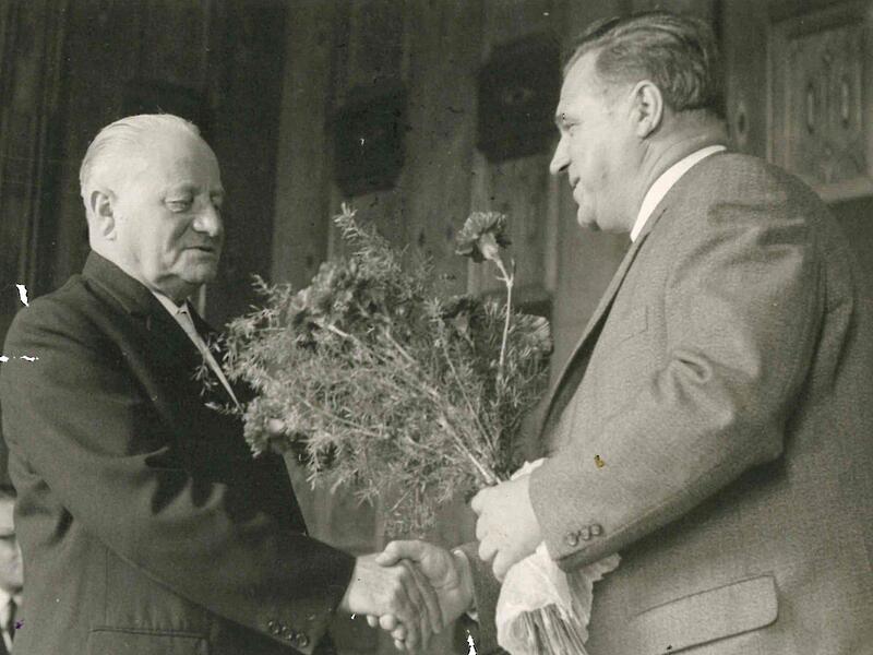 Rote Nelken hatte Landrat Dr. Georg Daßler mitgebracht, um dem „roten Bürgermeister“ Hans Maier zur Verleihung des Bundesverdienstkreuzes im Jahr 1966 zu gratulieren.
