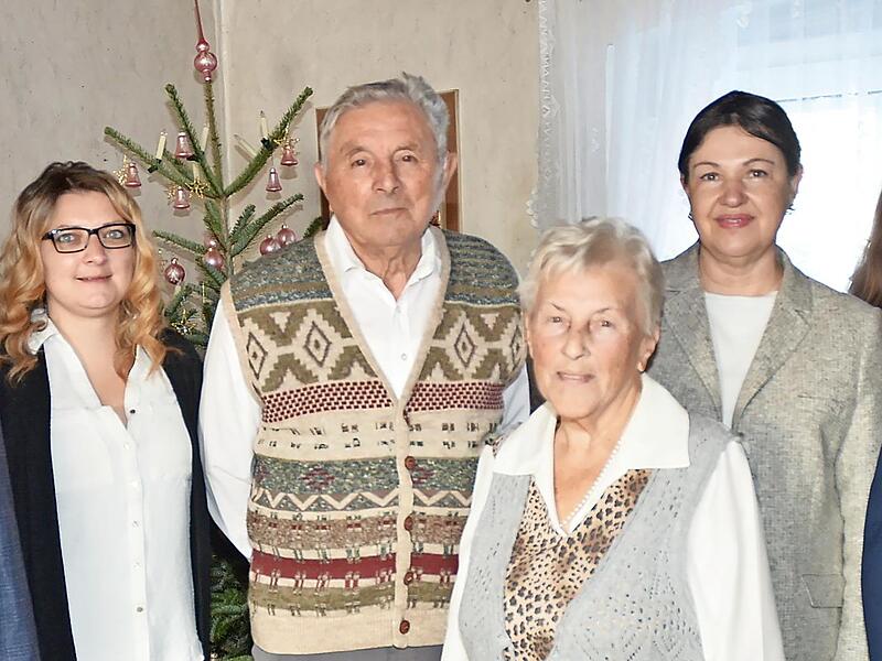 Gratulierten zur eisernen Hochzeit des Ehepaars Gerlinde und Armin Herbst (4. und 3. v.l.) in Kestel (v.l.): Landratsstellvertreter Bernd Steger, Enkelin Yvonne Herbst, B&uuml;rgermeisterin Angela Hofmann, Enkelin Tamara Herbst sowie Nachbar und Stadtr...
