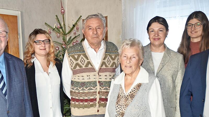 Gratulierten zur eisernen Hochzeit des Ehepaars Gerlinde und Armin Herbst (4. und 3. v.l.) in Kestel (v.l.): Landratsstellvertreter Bernd Steger, Enkelin Yvonne Herbst, Bürgermeisterin Angela Hofmann, Enkelin Tamara Herbst sowie Nachbar und Stadtr... Gratulierten zur eisernen Hochzeit des Ehepaars Gerlinde und Armin Herbst (4. und 3. v.l.) in Kestel (v.l.): Landratsstellvertreter Bernd Steger, Enkelin Yvonne Herbst, Bürgermeisterin Angela Hofmann, Enkelin Tamara Herbst sowie Nachbar und Stadtr...