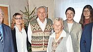 Gratulierten zur eisernen Hochzeit des Ehepaars Gerlinde und Armin Herbst (4. und 3. v.l.) in Kestel (v.l.): Landratsstellvertreter Bernd Steger, Enkelin Yvonne Herbst, Bürgermeisterin Angela Hofmann, Enkelin Tamara Herbst sowie Nachbar und Stadtr... Gratulierten zur eisernen Hochzeit des Ehepaars Gerlinde und Armin Herbst (4. und 3. v.l.) in Kestel (v.l.): Landratsstellvertreter Bernd Steger, Enkelin Yvonne Herbst, Bürgermeisterin Angela Hofmann, Enkelin Tamara Herbst sowie Nachbar und Stadtr...