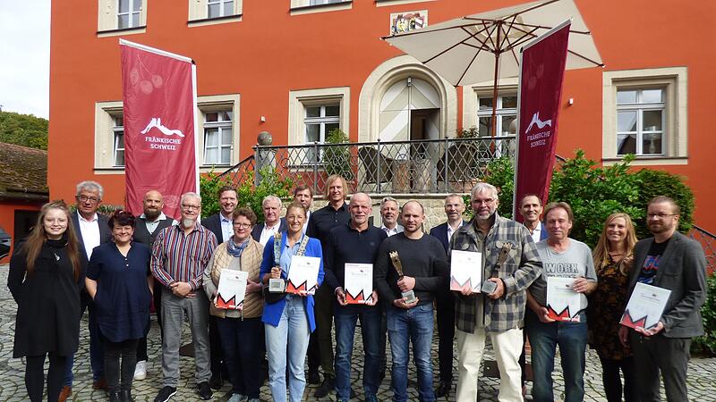 Alle Ausgezeichneten mit den Jurymitgliedern vor dem Schlosshotel BetzensteinForchheim & Fr&auml;nkische Schweiz