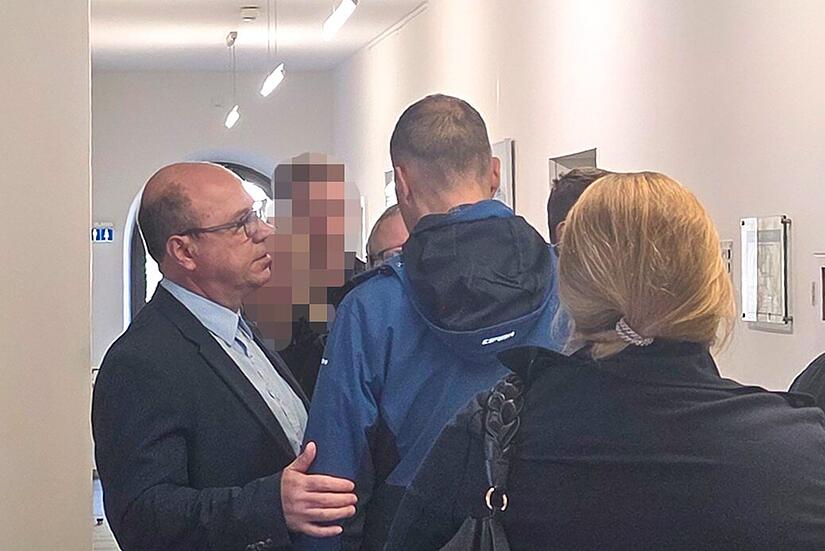 Voller W&auml;rme legt Vater Andreas W. im Anschluss an den Prozess Unfallfahrer Norbert S. die Hand auf den Oberarm.