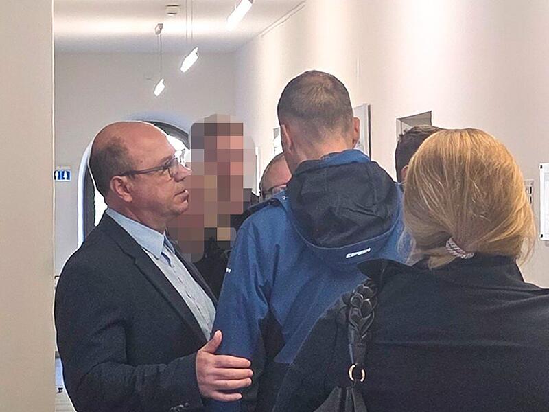 Voller W&auml;rme legt Vater Andreas W. im Anschluss an den Prozess Unfallfahrer Norbert S. die Hand auf den Oberarm.