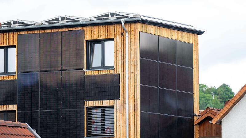 Eine Hauswand ist mit Solarpanels verkleidet